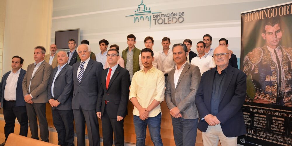 Foto de familia de la presentación del Trofeo Domingo Ortega.