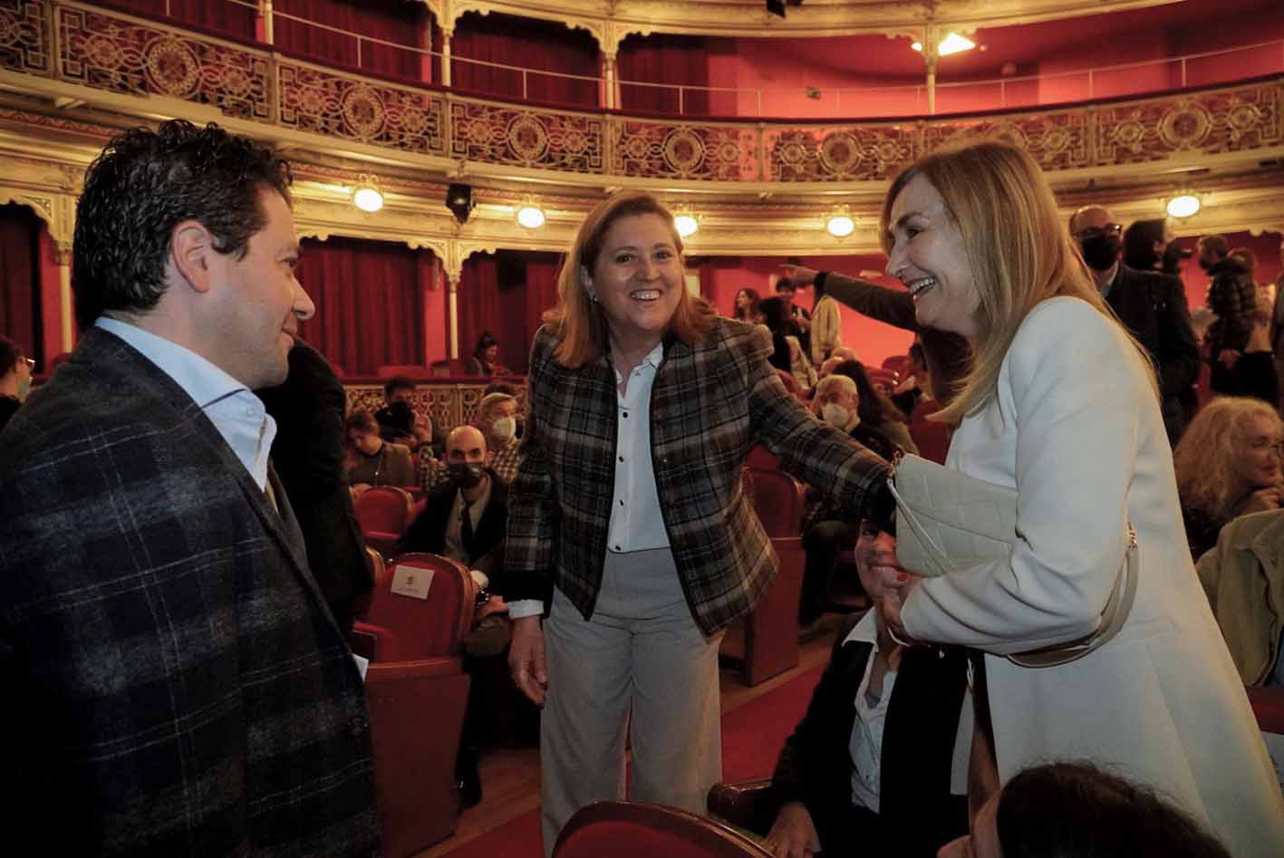 La consejera (en el centro), en animada charla con David Triguero.