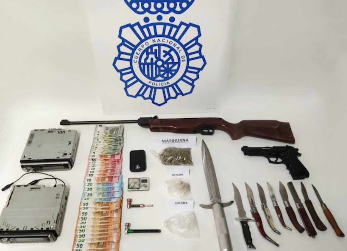 Armas incautadas en la operación antidroga.