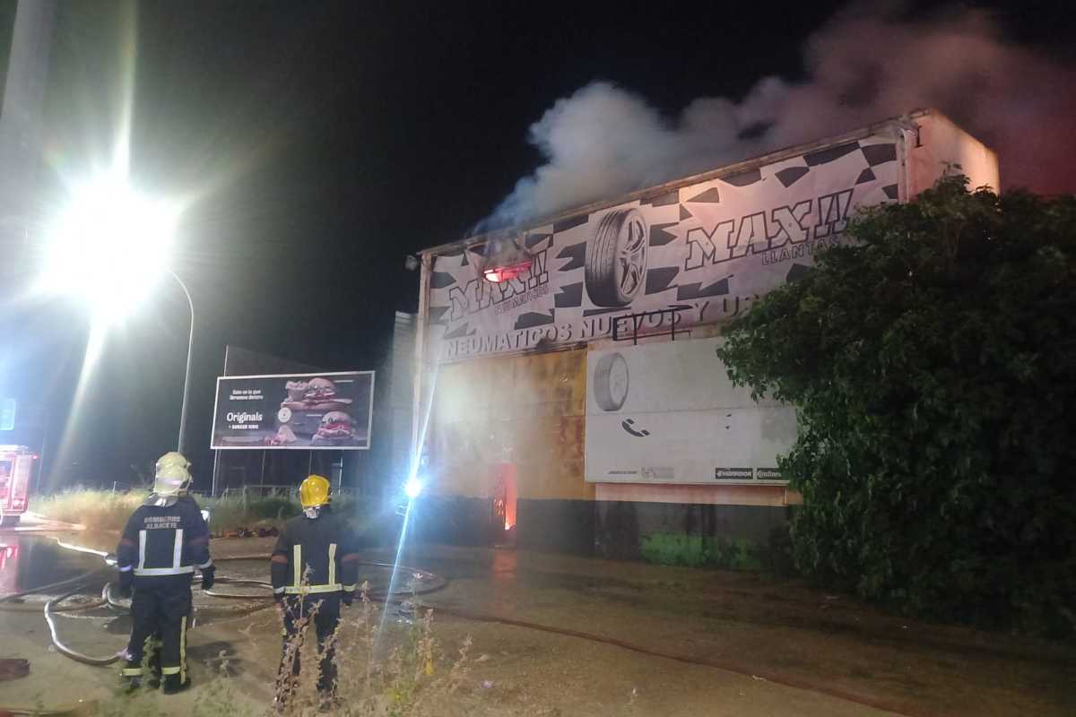 Los Bomberos de Albacete han acabado con el fuego en una nave de Albacete.