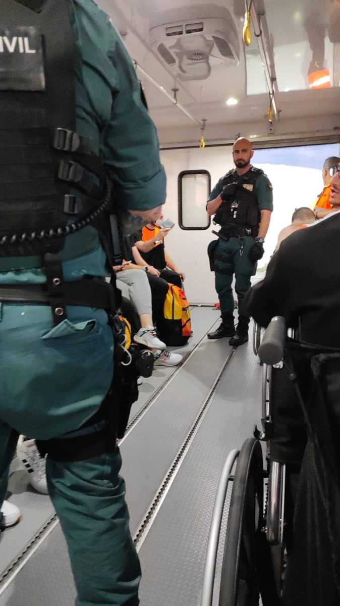 El capitán del avión llamó a la Guardia Civil. Foto: Fran Lara.