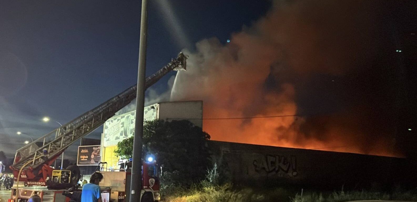 Incendio en una nave de neumáticos en Albacete, frente al IFAB.