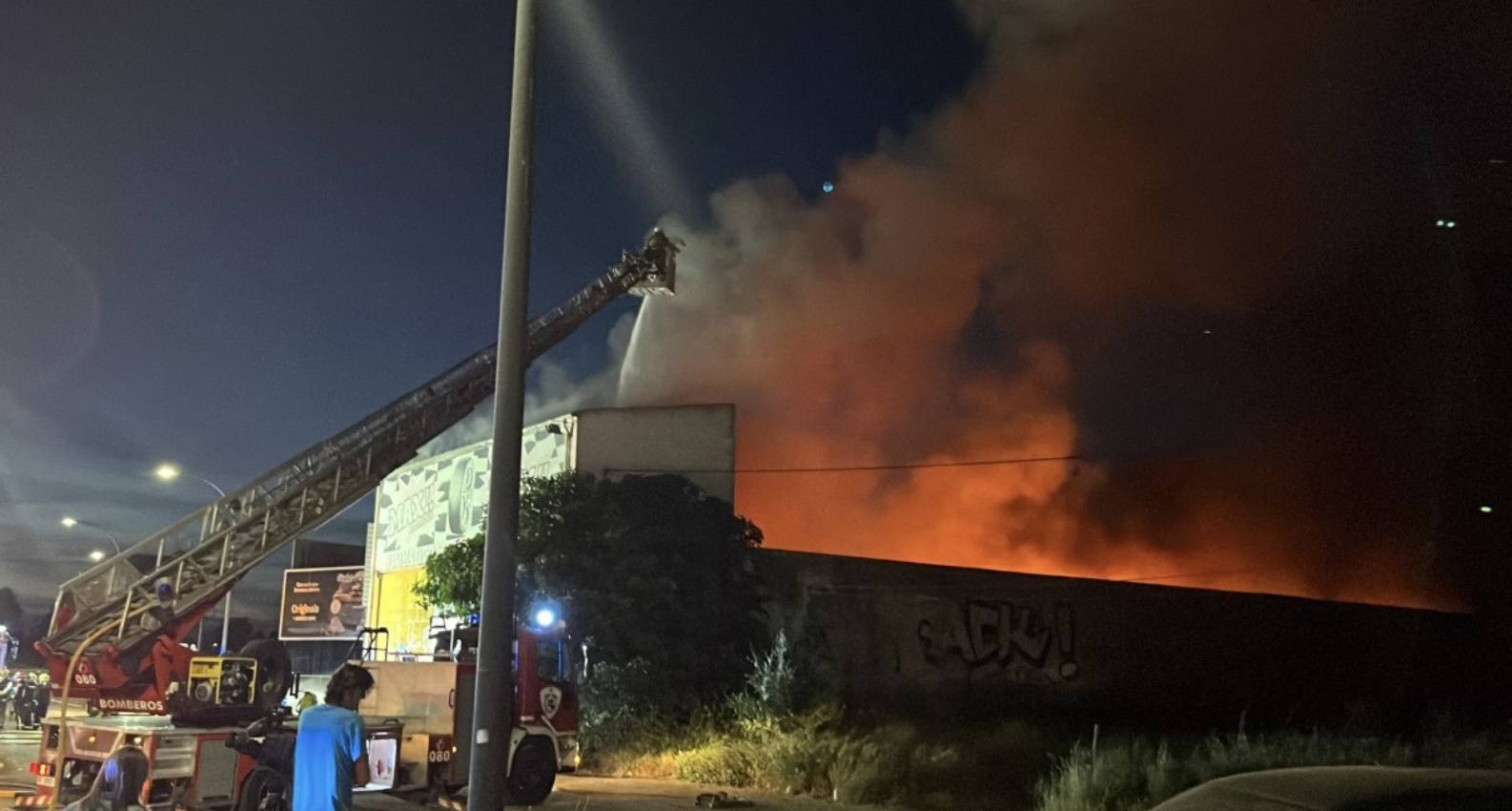 Incendio en una nave de neumáticos en Albacete, frente al IFAB.