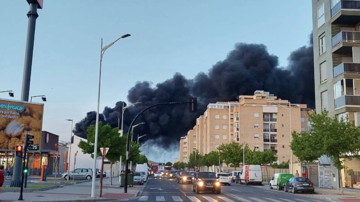 La columna de humo causada por el incendio cubre Albacete. Imagen de la Policía Local.