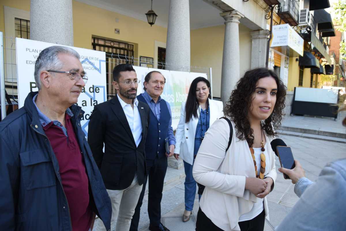 En primer plano, Inés Sandoval, directora general de Vivienda de Castilla-La Mancha.