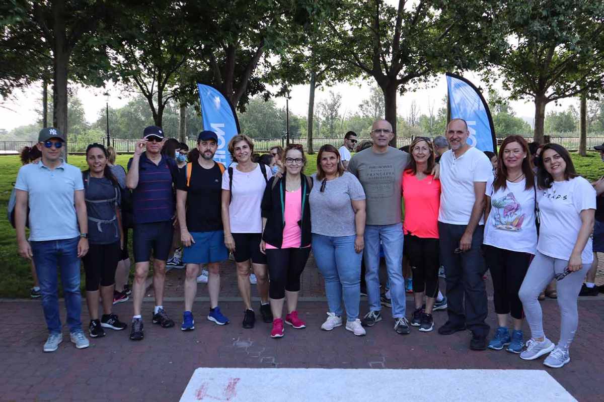 Juan Camacho (quinto por la derecha) participó en la marcha '7.000 pasos x' en Talavera.