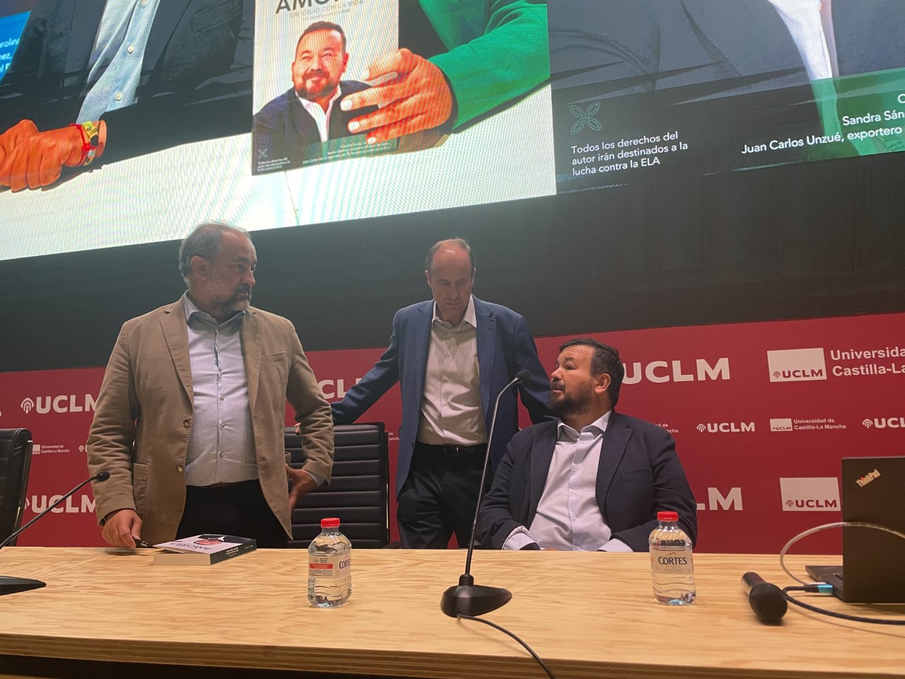 Juan Ramón Amores presenta su libro en Albacete, acompañado de Julián Garde y Tomás Segura.