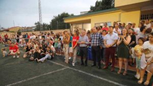 Las autoridades, presidiendo el II Campeonato de fútbol alevín Villa de Magán.
