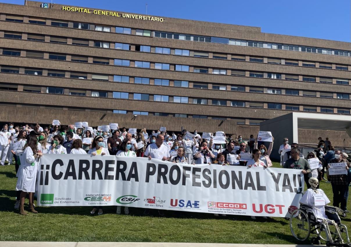 Sanitarios y sindicatos se manifiestan a las puertas del Hospital General Universitario de Albacete.