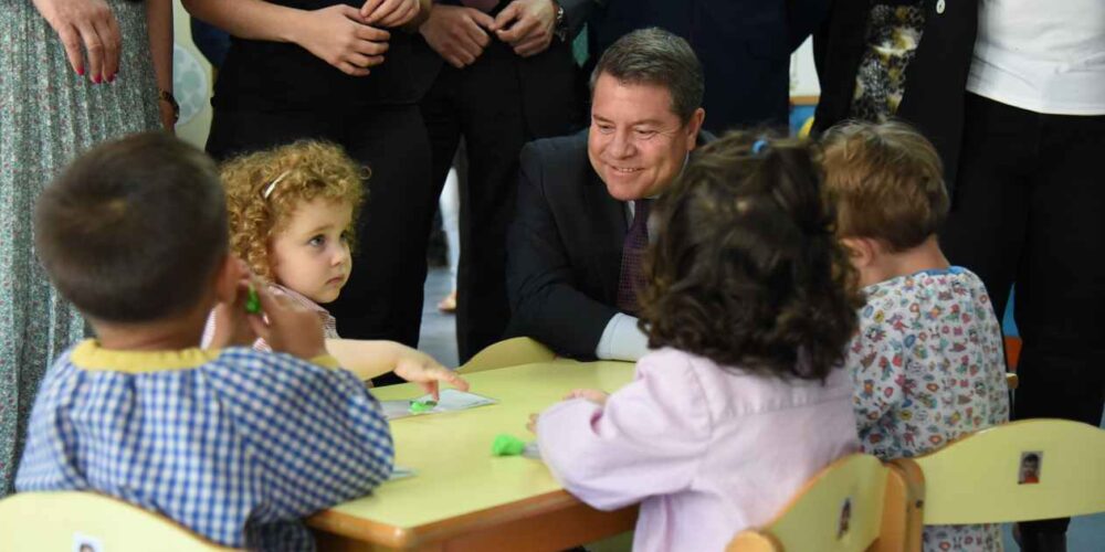 El presidente de Castilla-La Mancha, Emiliano García-Page, en su visita a la EI El Alfar, en Talavera.