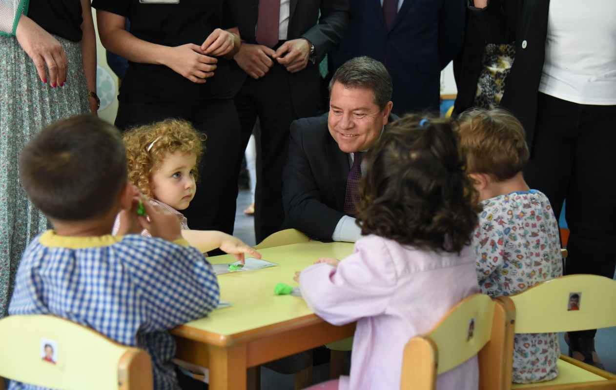 El presidente de Castilla-La Mancha, Emiliano García-Page, en su visita a la EI El Alfar, en Talavera.