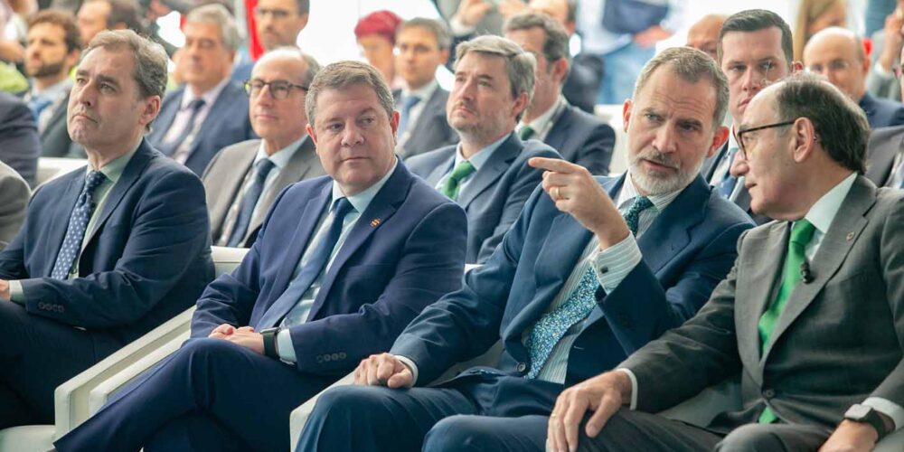 Felipe VI, charlando con Ignacio Sánchez Galan; al lado del rey, Emiliano García-Page.