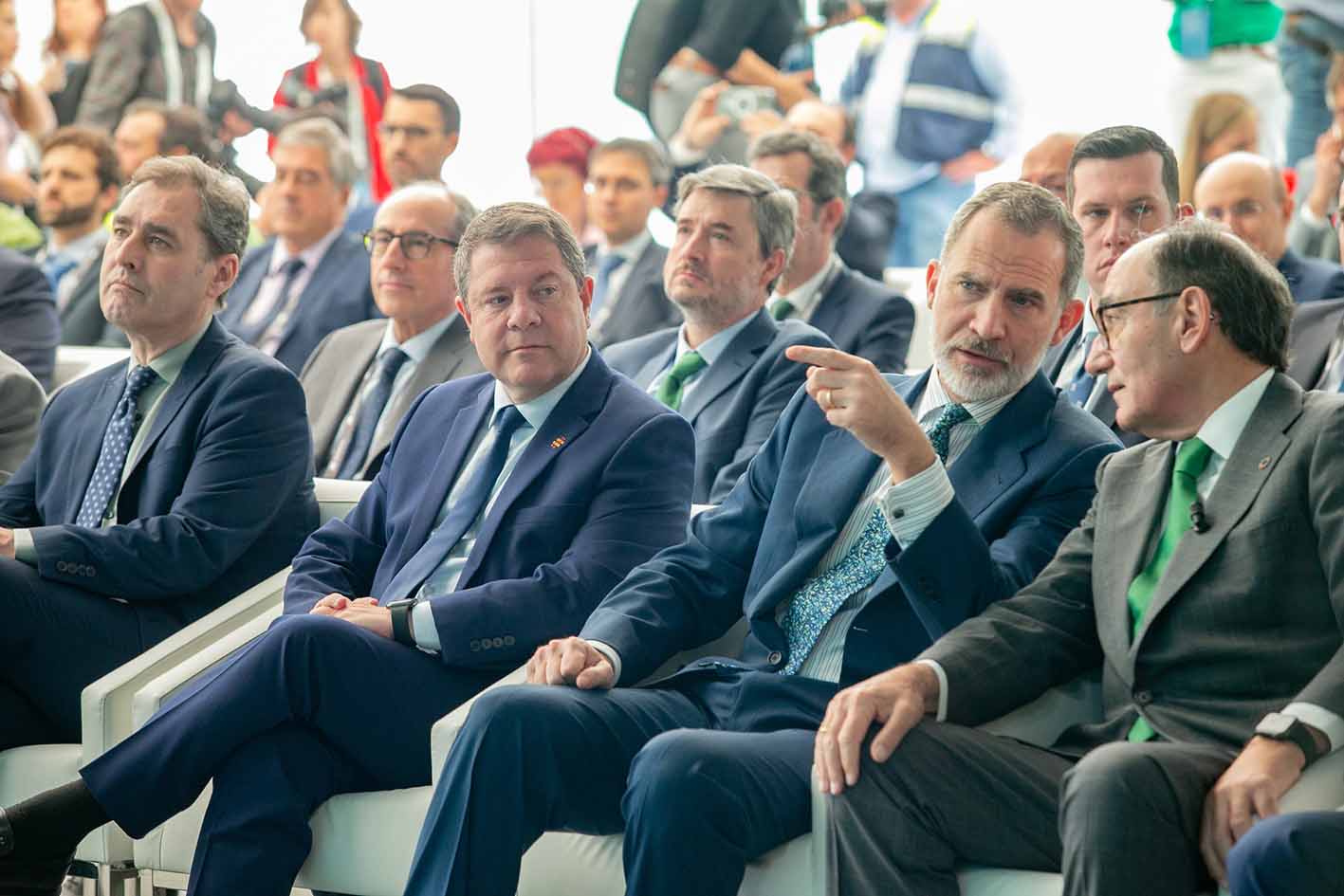 Felipe VI, charlando con Ignacio Sánchez Galan; al lado del rey, Emiliano García-Page.