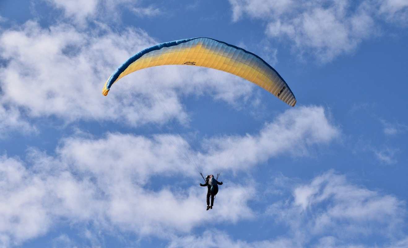 Imagen de archivo de un parapente.