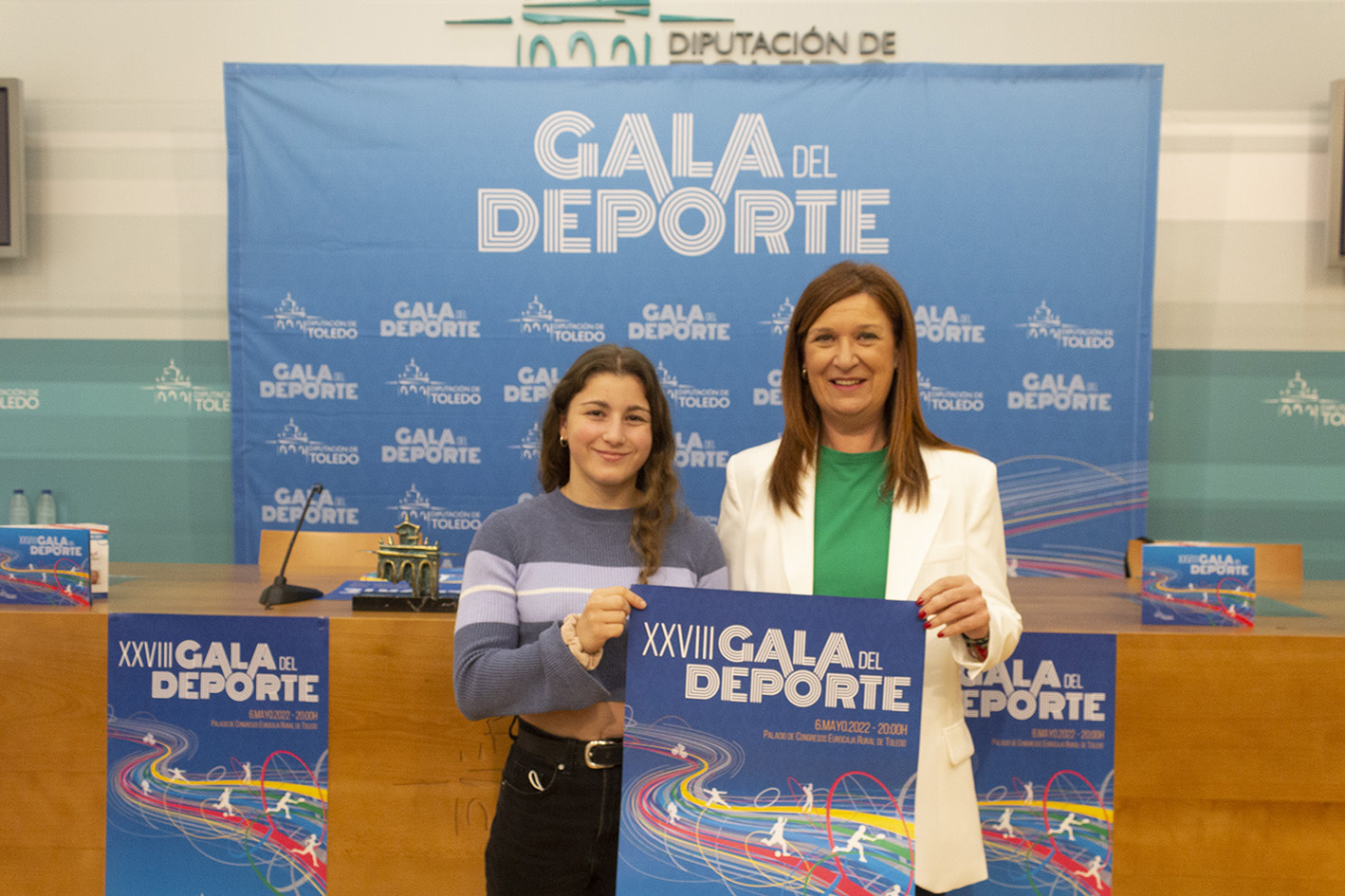 La judoka Gema María Gómez y la diputada María Jesús Pérez, con el cartel de los Premios. Foto: Gema Módenes.