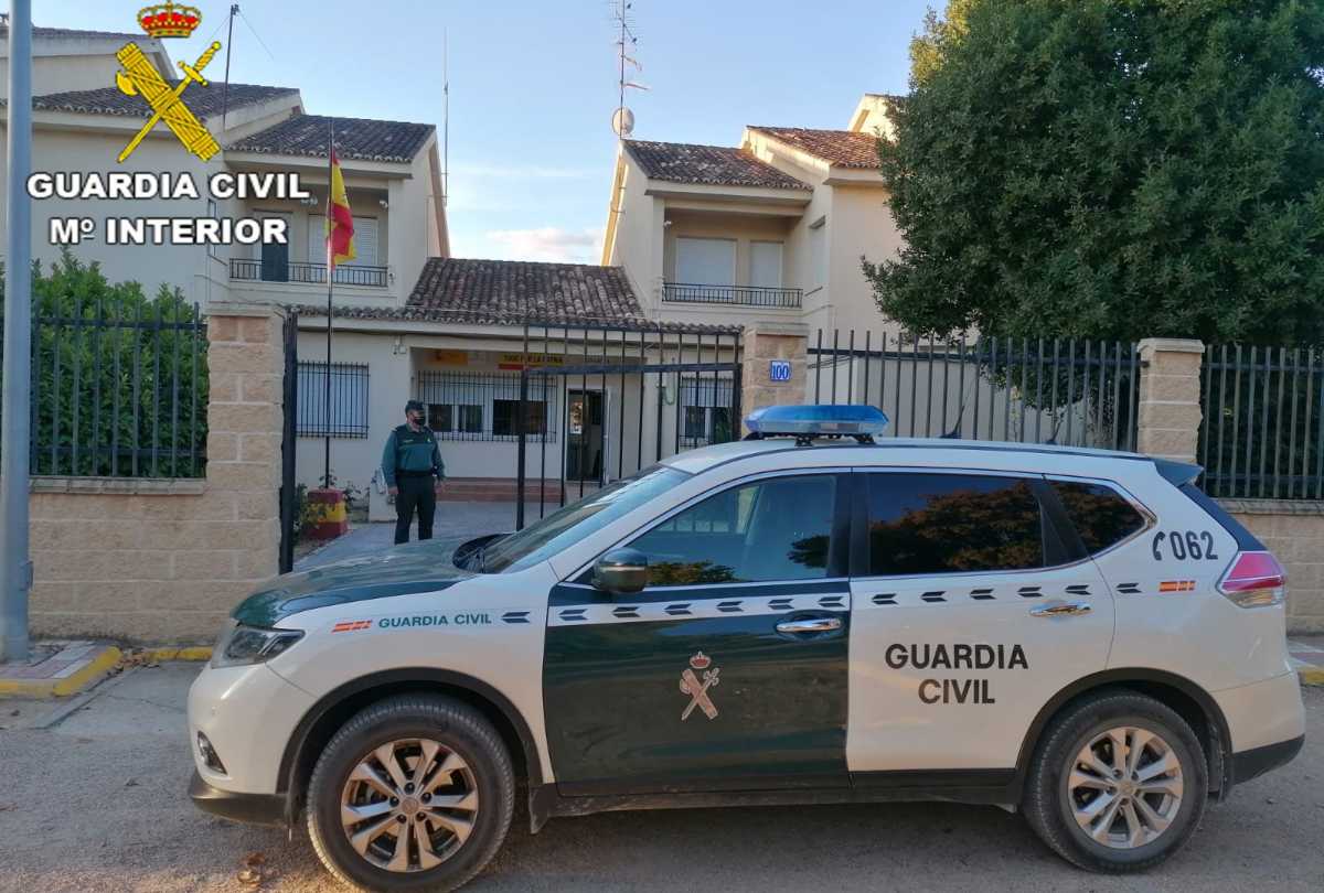 La Guardia Civil detuvo al hombre que intentó robar el dinero que sacaba otro del cajero.