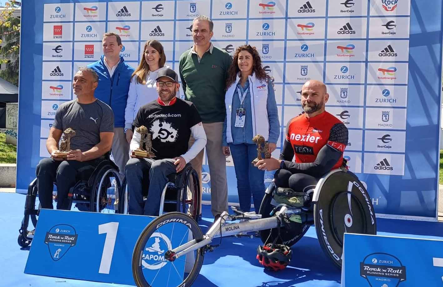 Rafael Botello (en el centro), tras ganar el Maratón de Madrid.