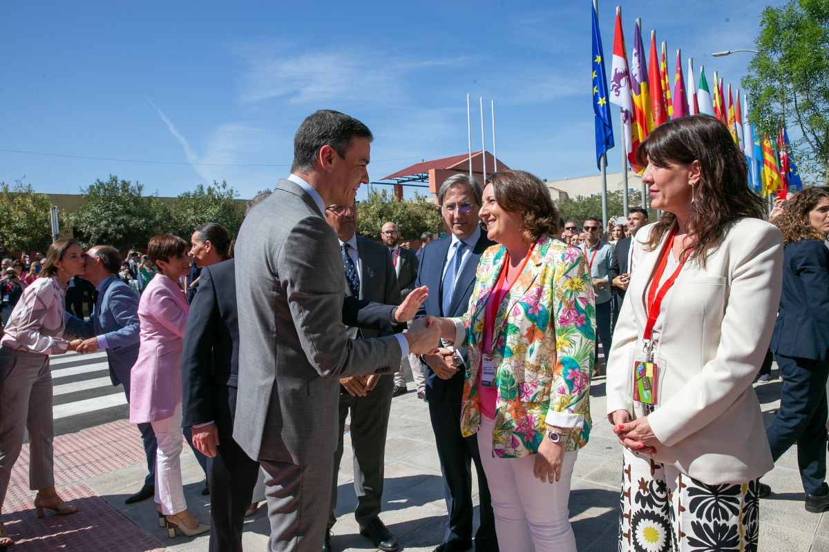 El presidente del Gobierno de España, Pedro Sánchez, saludando a Patricia Franco, consejera de Economía, Empresas y Empleo, a su llegada a Fenavin.