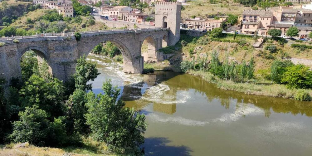 El Tajo, más verde que nunca a su paso por Toledo.