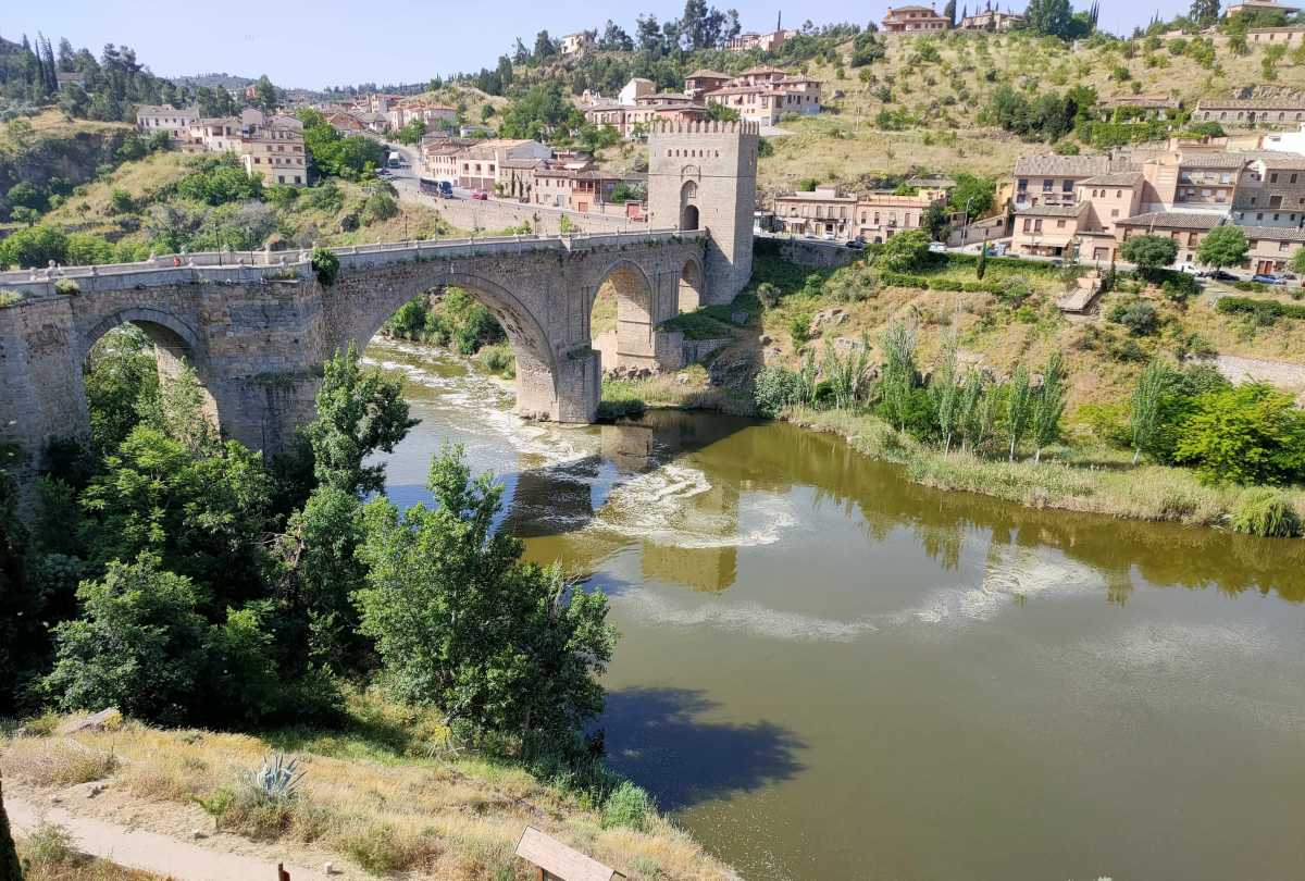 El Tajo, más verde que nunca a su paso por Toledo.