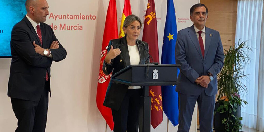 Milagros Tolón, alcaldesa de Toledo, en el Ayuntamiento de Murcia.