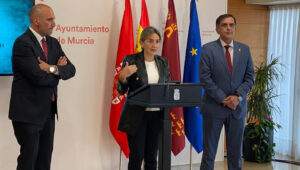 Milagros Tolón, alcaldesa de Toledo, en el Ayuntamiento de Murcia.