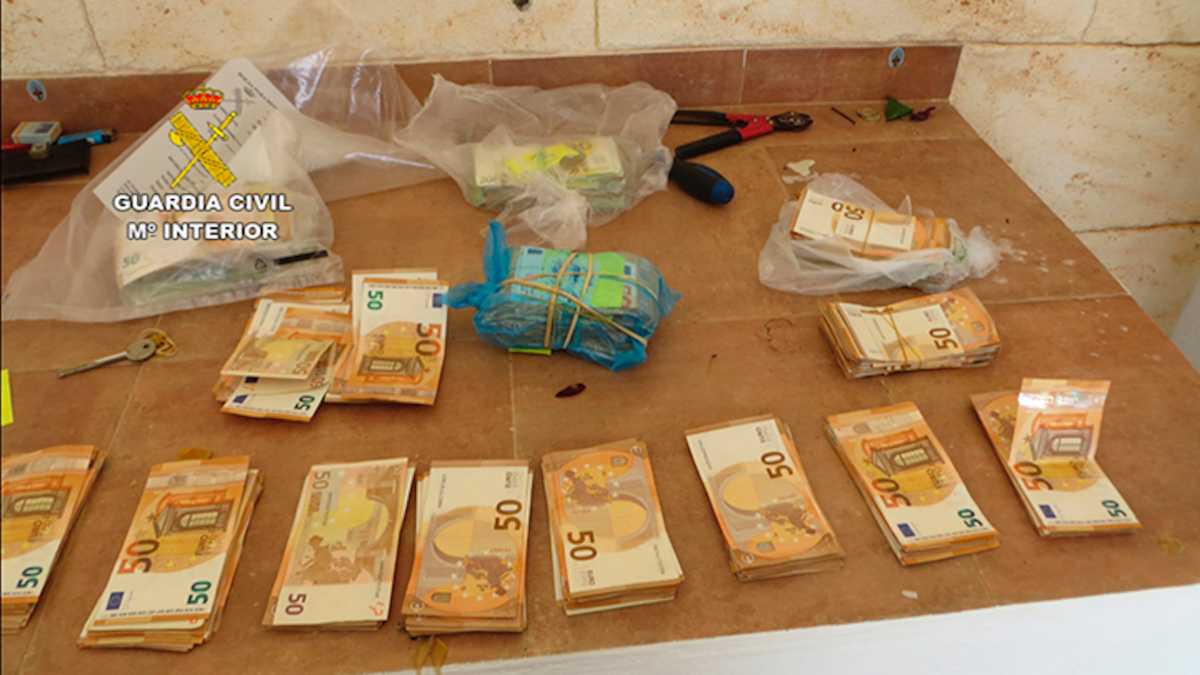 A los detenidos también se les intervino dinero en metálico.