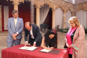 Firma del convenio entre el Ayuntamiento de Guadalajara y el Seminario de Literatura Infantil y Juvenil