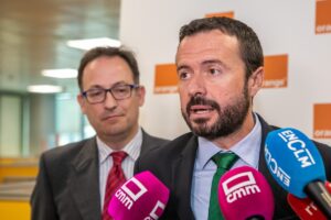 José Luis Escudero visita el call center de Orange en Guadalajara