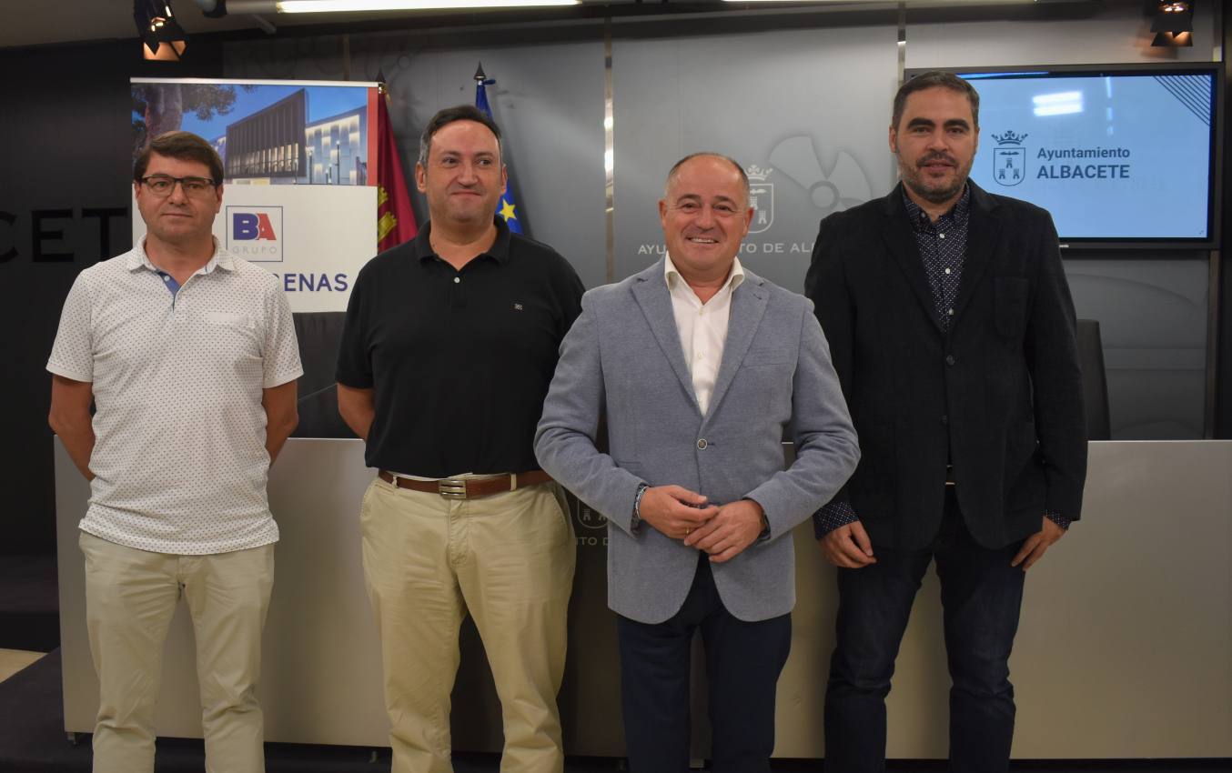 Pedro Torres, expresidente del Albacete Basket, en una imagen de archivo junto con Emilio Sáez y representantes de Bueno Arenas.