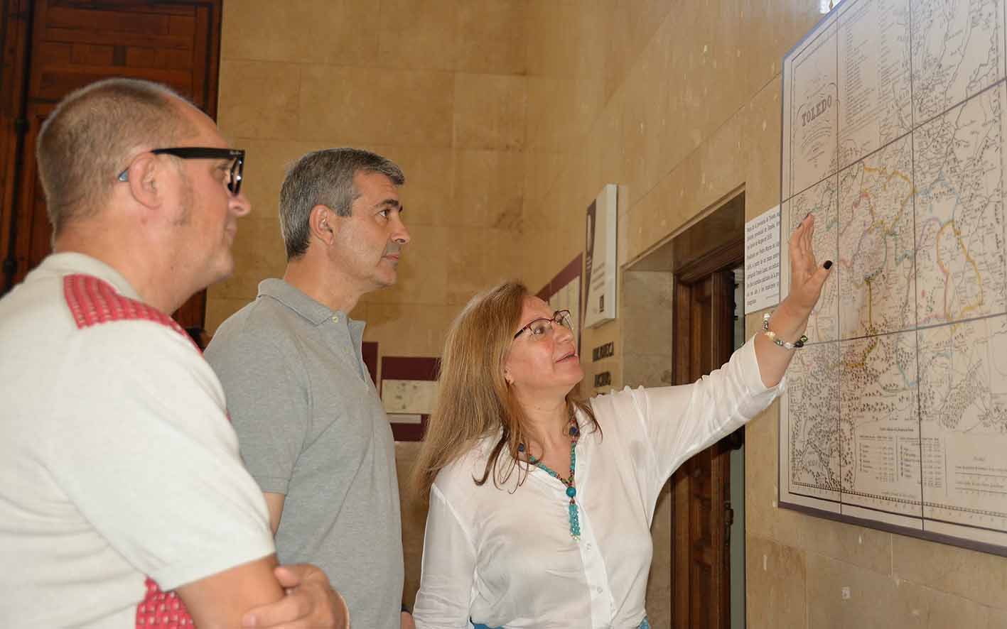 Flor Martín, enseñando el antiguo mapa de la provincia de Toledo a Álvaro Gutiérrez.