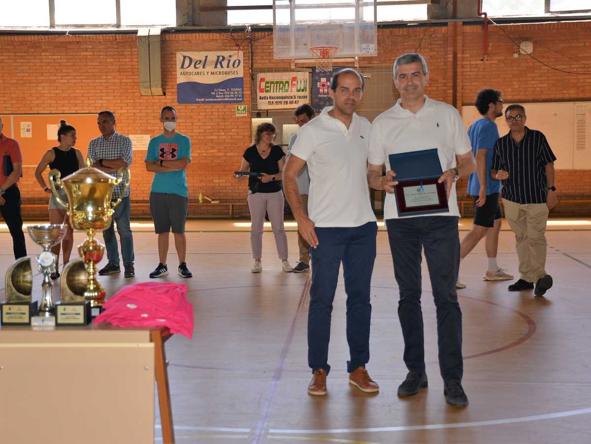 Álvaro Gutiérrez (derecha), recibiendo el premio de la Diputación.