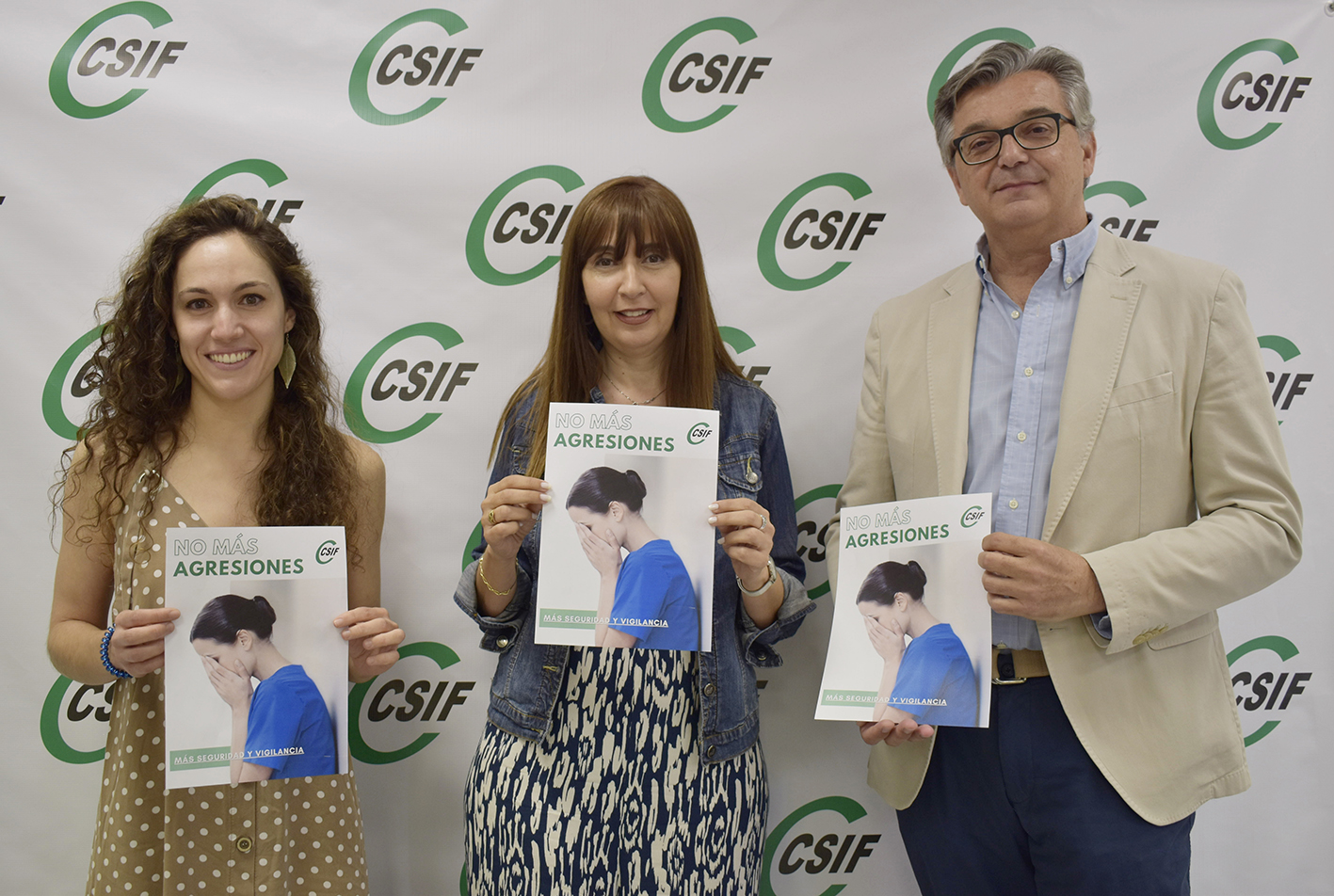 Ana María Cue, a la izquierda, junto a Victoria Gutiérrez y Miguel Ángel González.