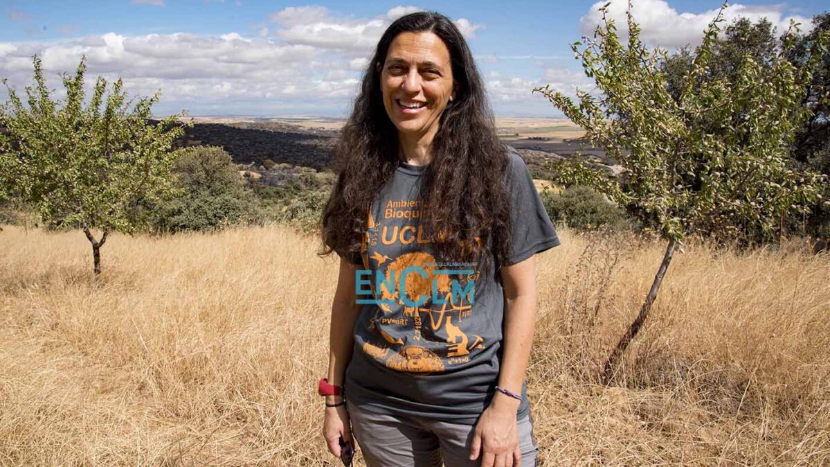 Beatriz Pérez, experta en ecología de los incendios de la UCLM. Al fondo, la zona afectada por el incendio cerca de Puy du Fou. Foto: Rebeca Arango.