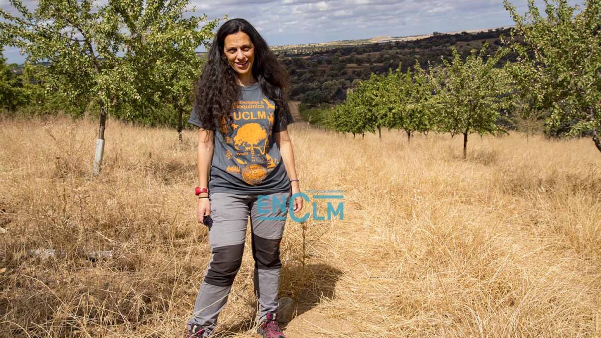 Beatriz Pérez, experta en ecología de los incendios de la UCLM. Al fondo, la zona afectada por el incendio cerca de Puy du Fou. Foto: Rebeca Arango.