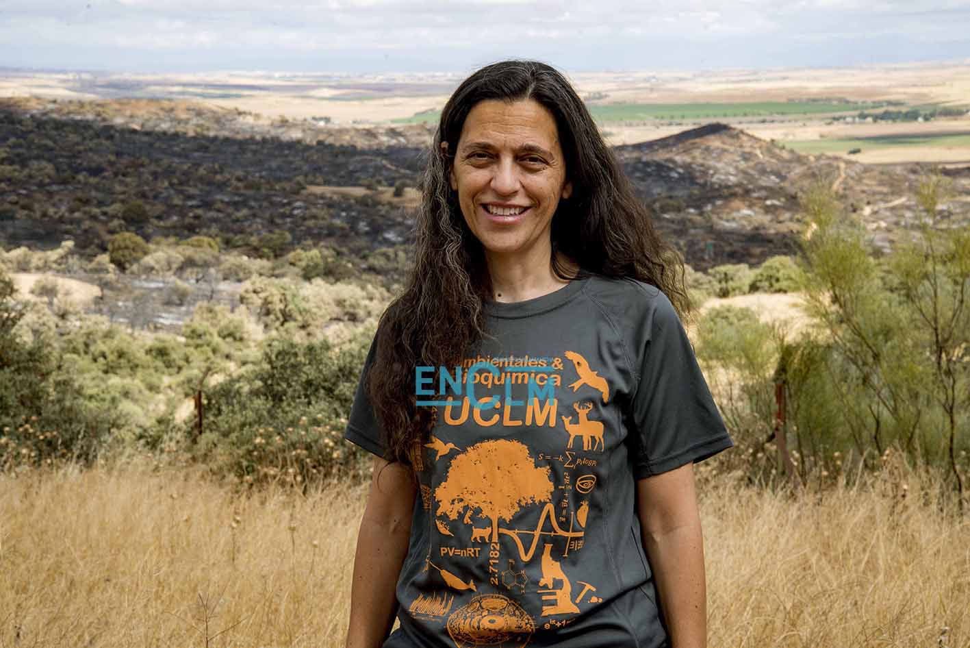 Beatriz Pérez, experta en ecología de los incendios de la UCLM. Al fondo, la zona afectada por el incendio cerca de Puy du Fou. Foto: Rebeca Arango.