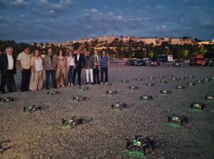 Las autoridades que asistieron al espectáculo, con algunos de los drones.