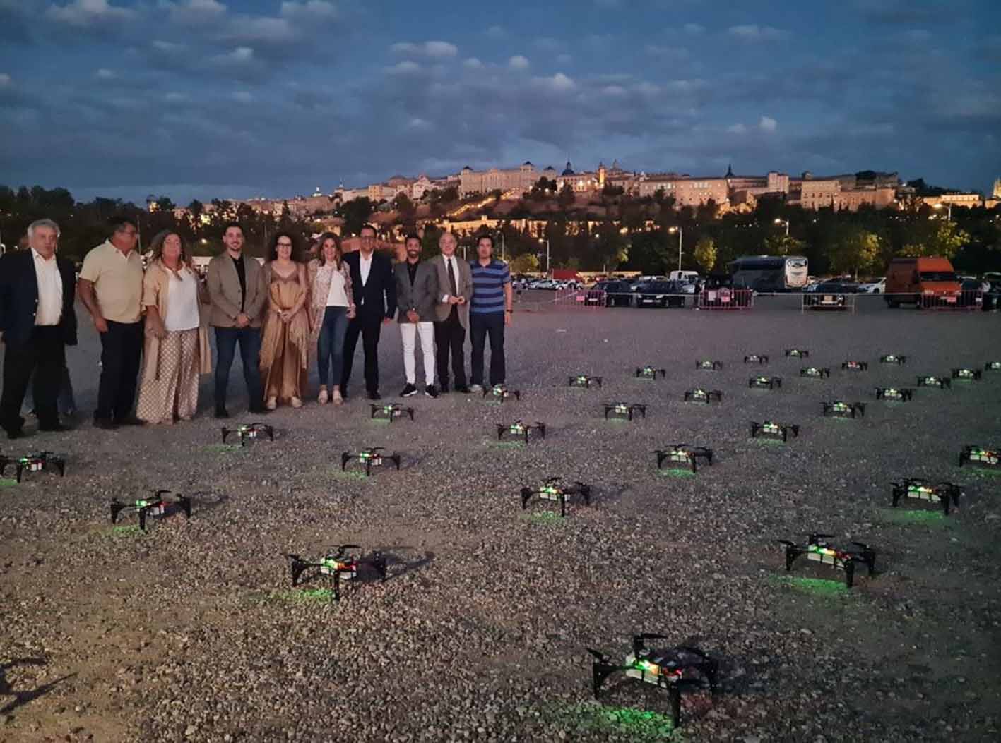 Las autoridades que asistieron al espectáculo, con algunos de los drones.