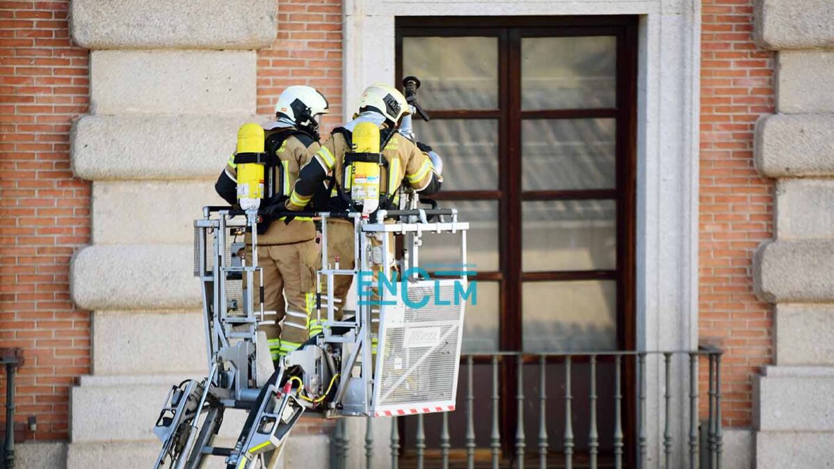 Bomberos de Toledo, en la fachada del Alcázar de la capital regional. Foto: Rebeca Arango.