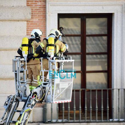 Bomberos de Toledo, en la fachada del Alcázar de la capital regional. Foto: Rebeca Arango.