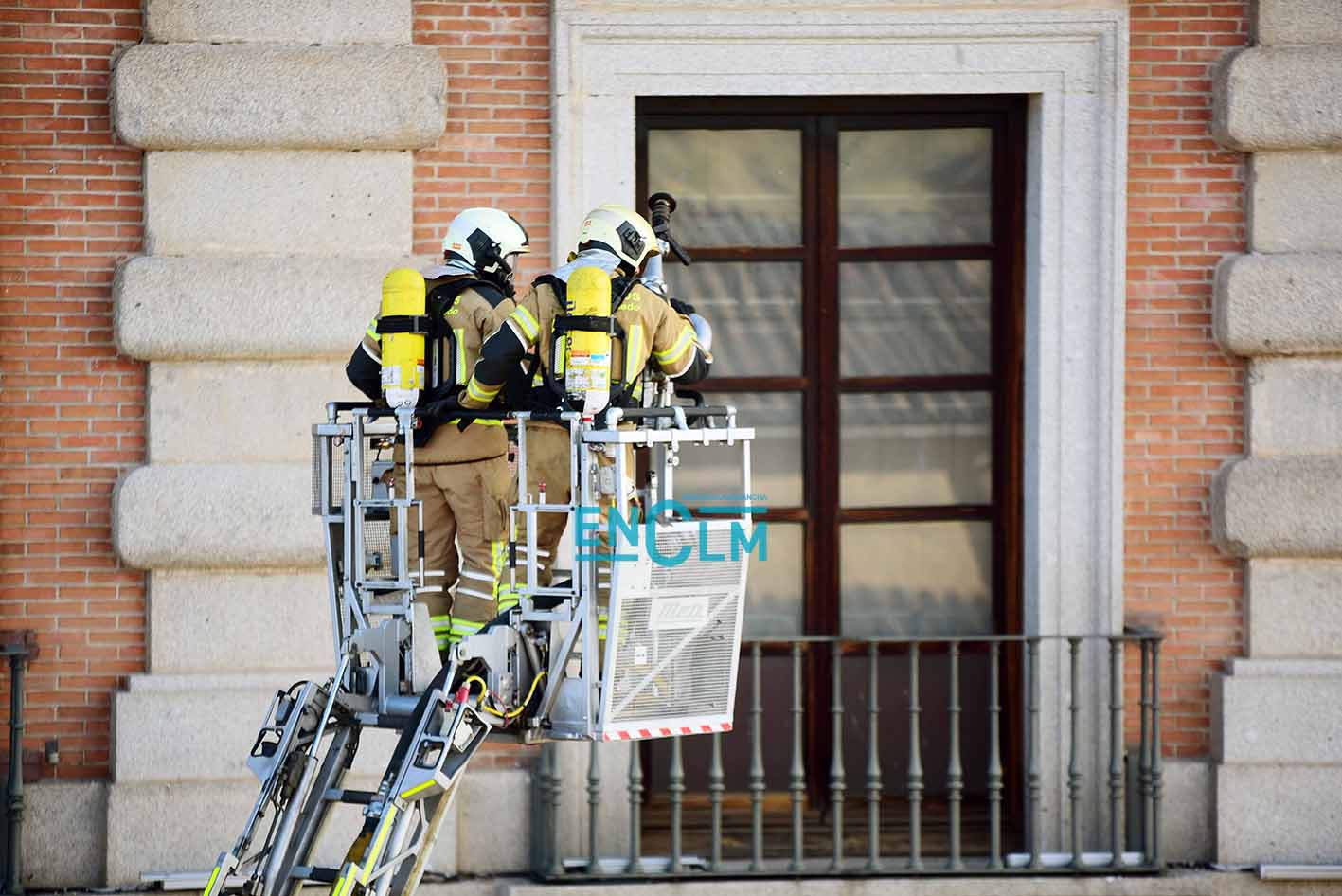 Bomberos de Toledo, en la fachada del Alcázar de la capital regional. Foto: Rebeca Arango.