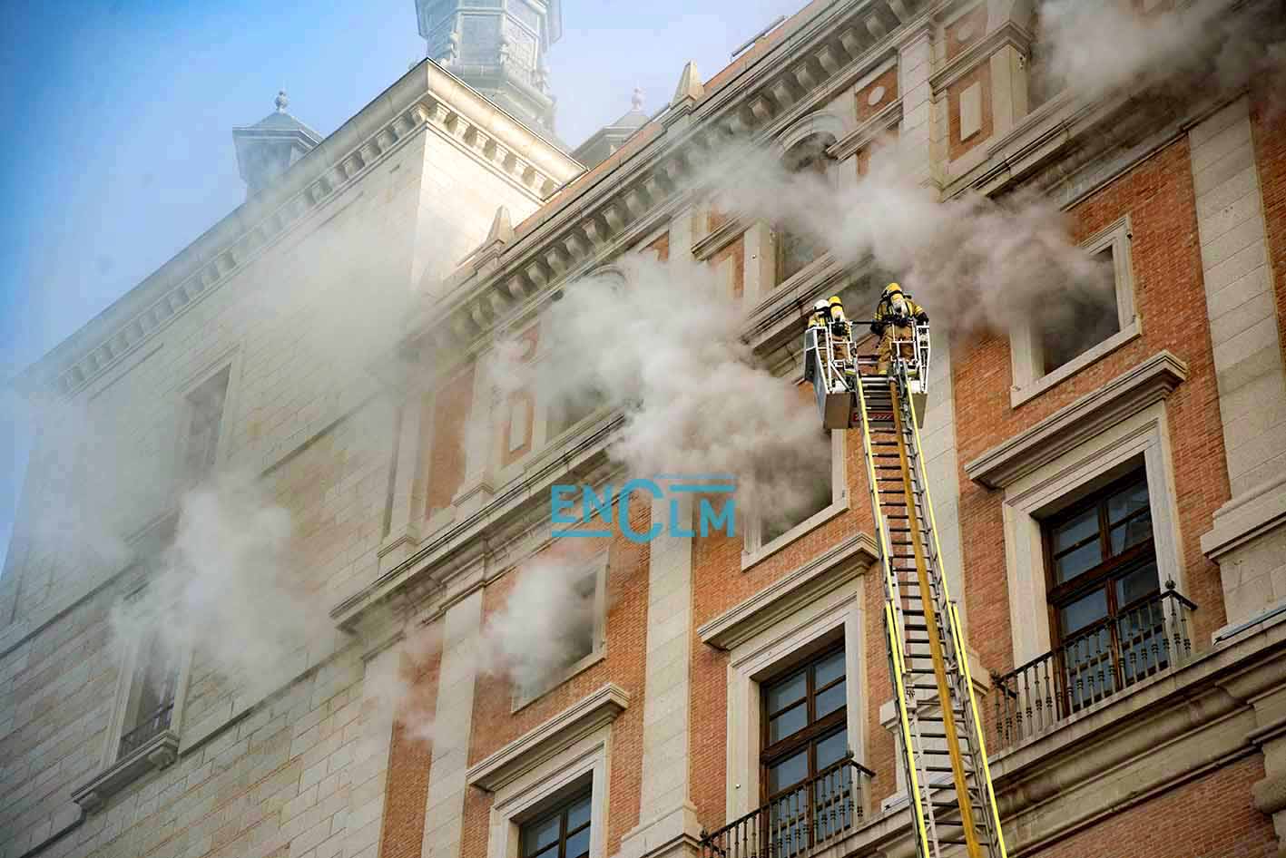 Tremendo susto el lunes al incendiarse un cuadro eléctrico en el Alcázar de Toledo. Foto: Rebeca Arango.