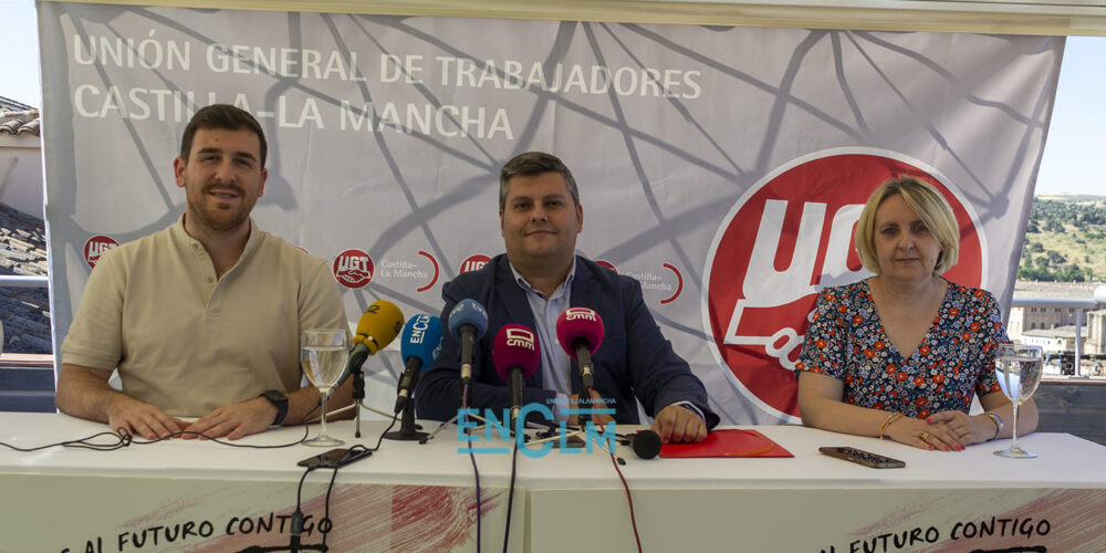 En el centro, el secretario general de UGT CLM, Luis Manuel Monforte. Foto: Gema Módenes.