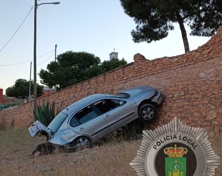 Así quedó el coche tras saltar el muro.