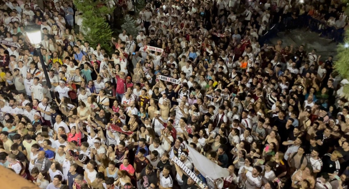 Más de 10.000 aficionados se concentran a las puertas del Ayuntamiento de Albacete para recibir al equipo. 