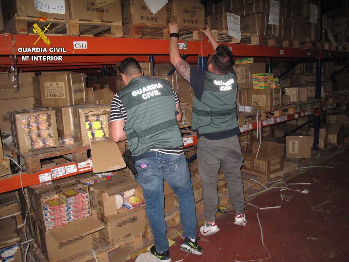 Agentes, inspeccionando el material intervenido.