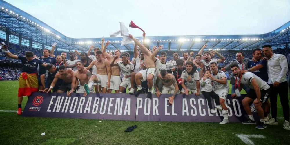 Los jugadores celebran el ascenso del Albacete en Riazor.