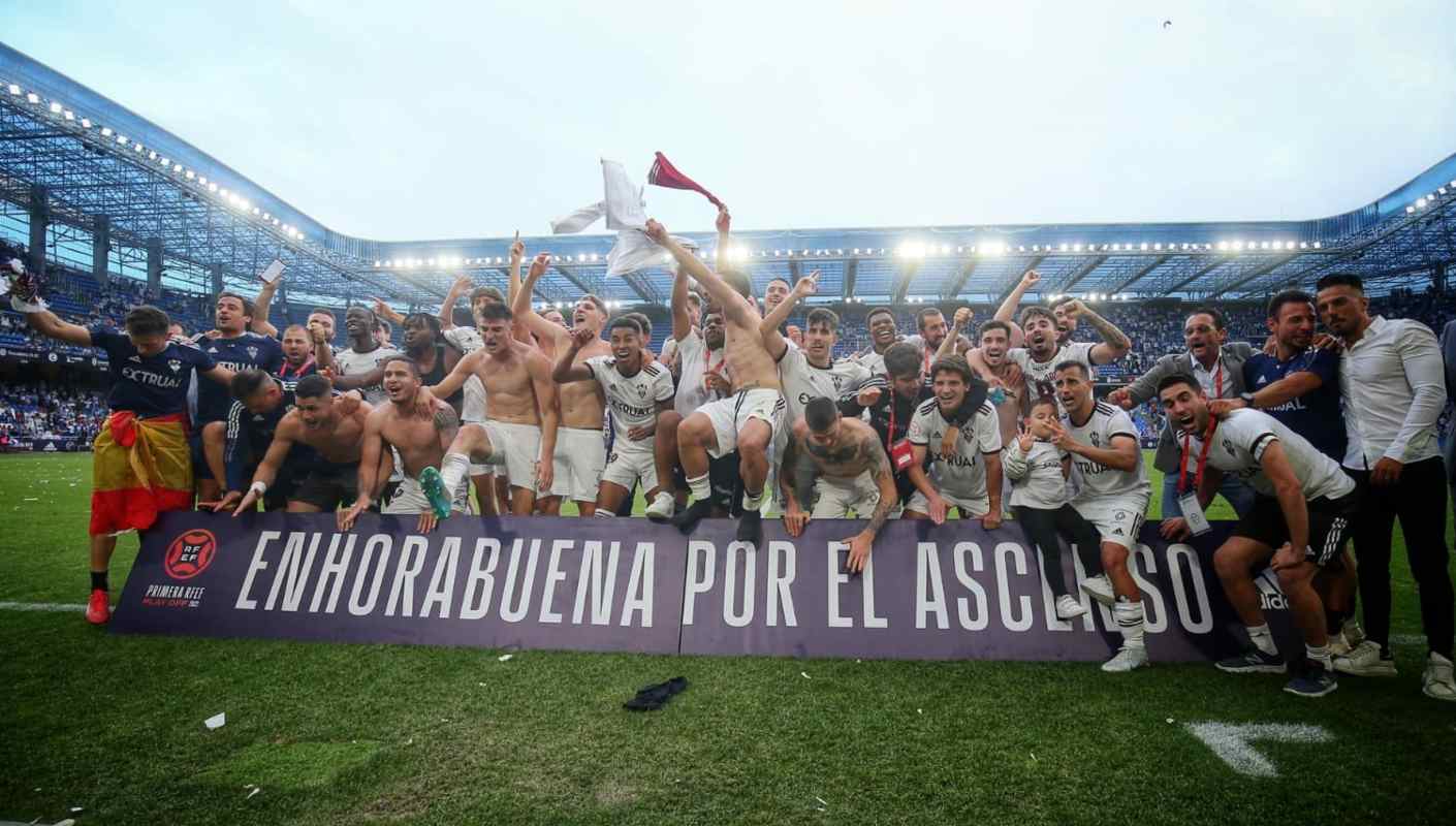 Los jugadores celebran el ascenso del Albacete en Riazor.