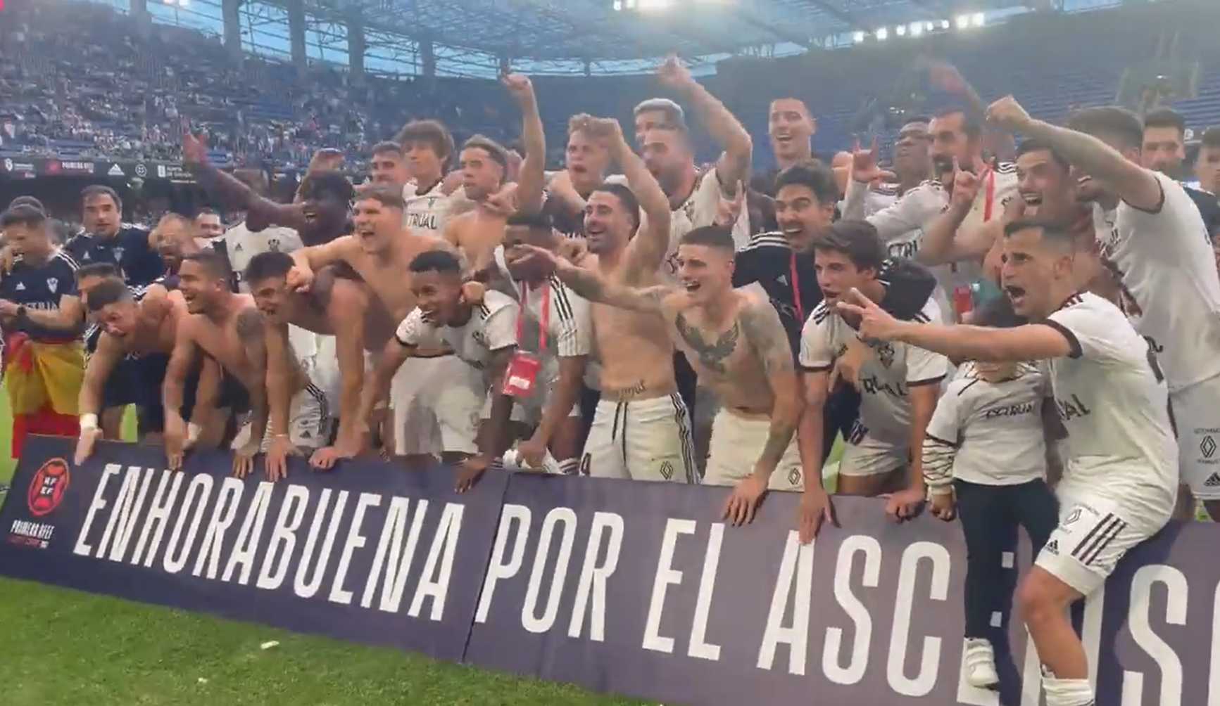 Los jugadores del Albacete Balompié celebran el histórico ascenso en Riazor.