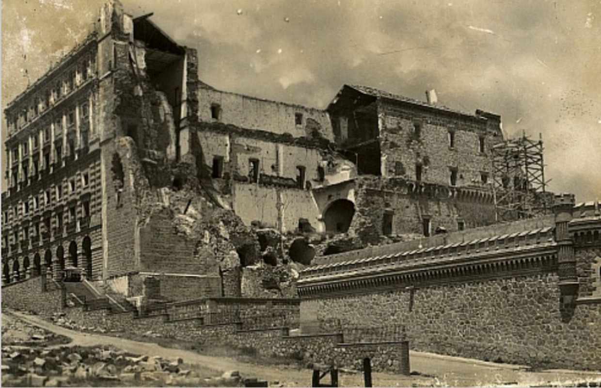 Vista del Alcázar de Toledo tras la Guerra Civil.
